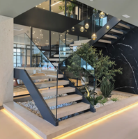 Moderne Doppelplatten-Treppe mit Glasgeländer & Holzstufen, Eingebauter Pflanzkasten, Maßgeschneidertes Design