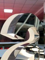 Enseignes lumineuses personnalisées en acier inoxydable, lettres éclairées à halo doré avec lettres en relief polies miroir