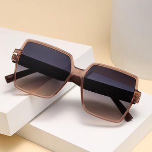 แว่นกันแดดทรงสี่เหลี่ยมโพลาไรซ์สไตล์ยุโรปสำหรับผู้หญิง ป้องกันรังสียูวี 400 กรอบพีซี เลนส์ TAC ระดับ 2 - Product Image 1