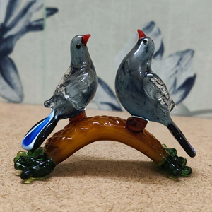 Figurines d'oiseaux jaunes en verre soufflé à la main, paire sur branche, décoration artistique, sculpture animale de collection, faite à la main - Product Image 1