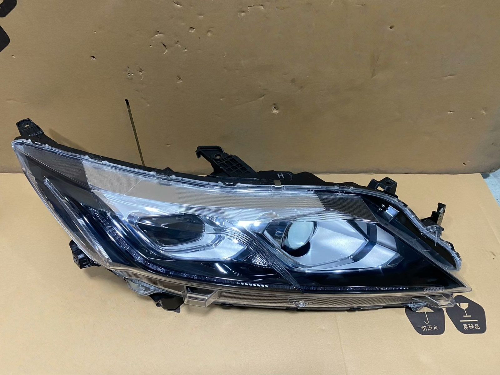 สีขาวอบอุ่น