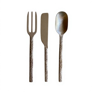 Juego de Cubiertos Minimalistas de Metal con Acabado Mate, Tenedor, Cuchillo y Cuchara, Duraderos para Camping, Hechos a Mano - Product Image 1