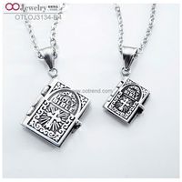 Antique Holly Bible Book Promise Locket Openable Pendant Collier pour Amis pour Couples
