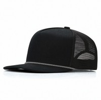 Casquette Trucker en Coton et Polyester Couleur Unie avec Fermeture à Clip en Plastique et Décoration Chaîne sur la Visière – Service OEM Disponible – Chapeau d'Été pour Activités Extérieures