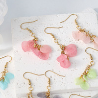 Anting-anting gantung bunga kering gradasi warna-warni gaya baru untuk perdagangan luar negeri, menampilkan bunga Hydrangea asli, dilapisi resin UV dan berlapis emas.