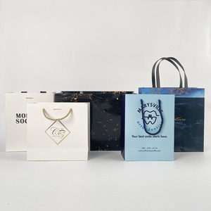 Vente en gros Nouveau design Sac en papier cartonné blanc Sac à main vêtements visage souriant entièrement personnalisable Sacs-cadeaux approvisionnement d'usine - Product Image 2