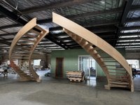 Escalier en colimaçon moderne en bois sur mesure fabriqué en usine dans le Jiangsu avec marches en bois massif pour villas de luxe