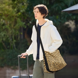 Sacs à bandoulière de luxe personnalisés à imprimé léopard, sacs messager pour hommes, sacs fourre-tout - Product Image 6
