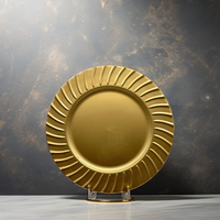 Assiettes de présentation de luxe en plastique PP doré de 13 pouces, durables, à bord festonné, pour la décoration de tables de mariage et de fêtes