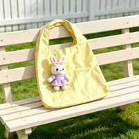 Sac fourre-tout quotidien portable en peluche Kawaii de haute qualité, sac à main en nylon OEM avec jouet en peluche personnalisé en forme de lapin