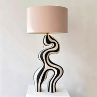 Lampe de bureau moderne de luxe au design abstrait géométrique en résine avec LED et abat-jour en tissu, design simple pour salon