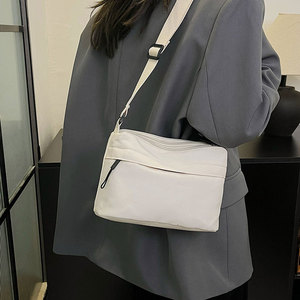 Sac à bandoulière en nylon multifonctionnel élégant et simple pour femme, avec sangle réglable et fermeture éclair, portable, vente en gros - Product Image 3