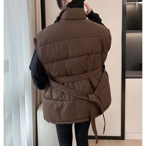 Chaleco acolchado de cuello alto con lazo en la cintura para mujer - Top de invierno sin mangas a la moda - Product Image 6