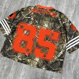 เสื้อฟุตบอลลายพราง Realtree สไตล์เรโทรแบบกำหนดเอง เสื้อยืดคอกลมทรงบ็อกซี่แบบครอป ผ้าโพลีเอสเตอร์ เสื้อยืดโอเวอร์ไซส์ลายกราฟิกเนื้อหนา - Product Image 4