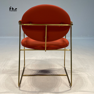 Fauteuil de salle à manger moderne rembourré rouge avec dossier rond et base en métal doré pour café, restaurant, hôtel - Product Image 3