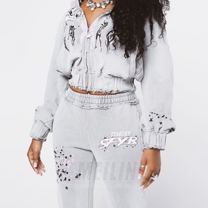 Ensemble de survêtement gris deux pièces pour femme, avec sweat à capuche zippé et pantalon de survêtement, design tendance, effet vieilli, par des fabricants de vêtements personnalisés - Product Image 1