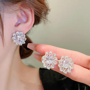 Boucles d'oreilles clous fleur en or blanc, serties de cristaux et strass, bijoux romantiques pour mariage pour femme - Product Image 4