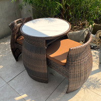 Ensemble de table et de chaises de balcon extérieur personnalisé en trois pièces avec coussins, design minimaliste en métal