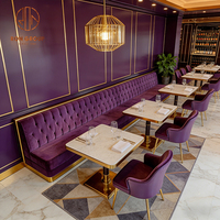 Meubles de restaurant d'hôtel de luxe léger, banquette capitonnée violette, table en pierre frittée, chaise en velours avec structure métallique pour usage commercial