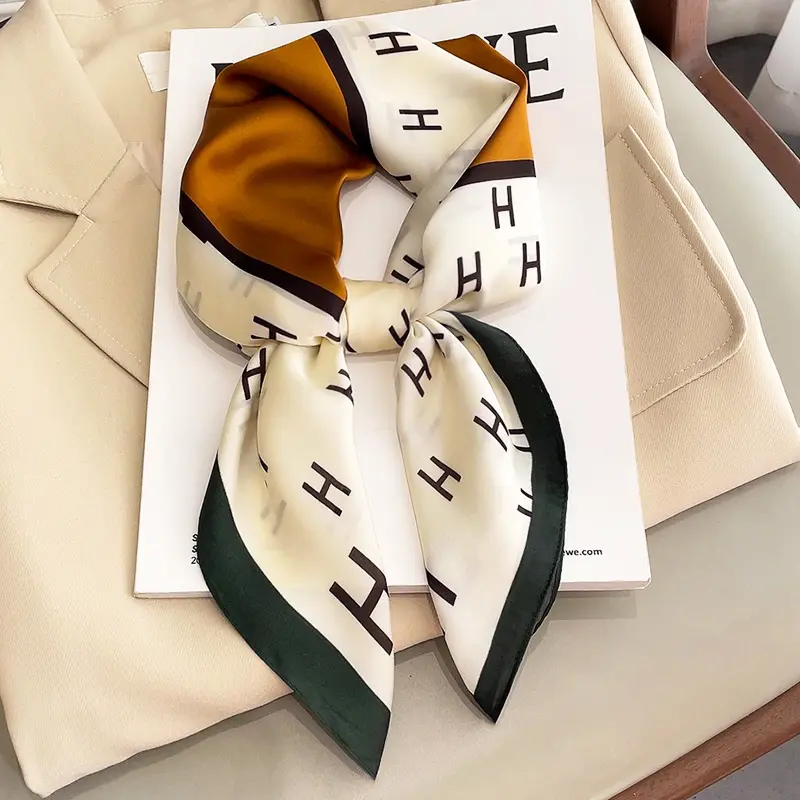 Foulard de forme carrée en soie avec motif imprimé pour femme, bandana, accessoire de luxe, de marque, vente en gros, nouveauté 2022