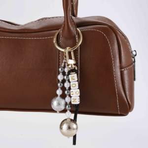 Breloque de sac personnalisée avec perle lettre, motif <span class=keywords><strong>lune</strong></span>, perle transparente <span class=keywords><strong>et</strong></span> boule métallique, porte-clés décoratif, breloque de sac personnalisée - Product Image 2