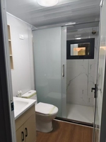 Villa Kontainer Bergelombang Biru yang Dapat Diperluas, 3 Kamar Tidur, Tahan Cuaca, 20 kaki, 2 Kamar Tidur, Pintu Geser Kaca, Teras, Rumah Kecil