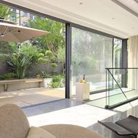 Ventanas panorámicas de piso a techo para toda la casa. Ventanas fijas de vidrio. Puertas corredizas de vidrio personalizadas.