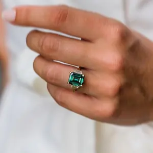 Jovovasmile 3.95 Karat 10.1X8.6Mm Sedikit Eongated Asscher Cut 18K Emas Emerald Moissanite Cincin Pernikahan untuk Pertunangan Wanita