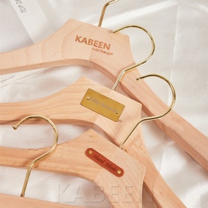 Cintres modernes <span class=keywords><strong>en</strong></span> <span class=keywords><strong>bois</strong></span> de luxe de nom de marque de logo personnalisé pour l'affichage de vêtements - Product Image 3