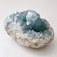 Géodes de quartz brutes, grappes de cristaux naturels d'azurite et de célestite, ornements en turquoise de Chine, emballées
