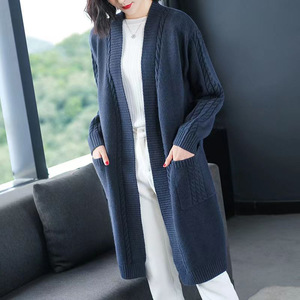 Manteau pull à manches longues et col en V pour femmes <span class=keywords><strong>tricot</strong></span>é avec motif imprimé et décoration de boutons pour l'automne - Product Image 3