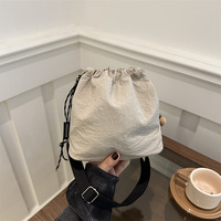 Sac à bandoulière sport léger à fermeture simple, décontracté, grande capacité, pour femme, en nylon et polyester, plissé, tendance, type seau