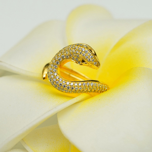 Anillo Serpiente de Oro de 18K Opulento con Diseño Serpentino Fluido y Micro Pavé Engastado a Mano para Joyería de Lujo Diaria - Product Image 5