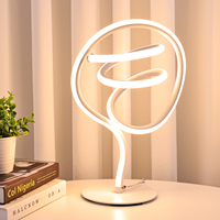 Lampe de table LED chromée à lumière du jour, nouveau design, forme spirale irrégulière, lampe de bureau artistique, abat-jour en métal, alimentation CC