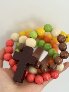 Chapelet de prière religieux multicolore de 20,5 pouces avec perles en bois et croix colorée - Product Image 5