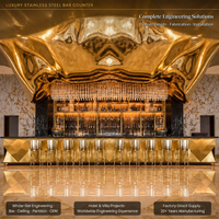 Comptoir de bar lumineux en titane et acier inoxydable forgé sur mesure, design géométrique sculptural pour hôtel, complexe hôtelier, casino