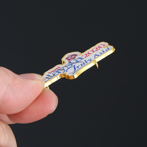 Épinglette personnalisée en forme de <span class=keywords><strong>bouclier</strong></span> électroplaqué avec lettres anglaises pour la publicité et les cadeaux commémoratifs - Product Image 2