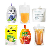 Machine de remplissage et de bouchage de sachets souples à bec verseur pour liquides, jus et sauces, avec tête simple et aspiration intégrée, pour usage sur table