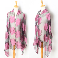 Écharpe en organza de soie avec motifs de broderie multicolores