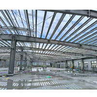 Structure en acier moderne pré-conçue à longue portée Grille préfabriquée Entrepôt et bâtiment d'usine avec panneaux sandwich isolés
