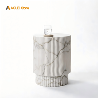 Tabouret d'appoint cannelé en marbre blanc de luxe, table d'appoint mobile durable au design moderne pour la décoration intérieure du salon