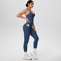 Ensemble de yoga dos nu avec logo personnalisé pour femme – Tenue de sport et de pilates avec leggings