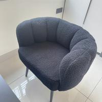 Luxuriöser Einzelsessel mit Schaffellbezug für Komfort und Entspannung im Wohnzimmer oder Schlafzimmer