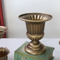 Vase en fer vintage antique à double poignée en spirale et gobelet à tige torsadée haute, pots de fleurs métalliques pour centre de table de mariage
