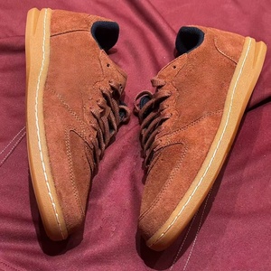 Zapatillas bajas de gamuza marrón de colaboración con marca - Estilo retro casual, suela de goma versátil, calzado deportivo estilo pareja - Product Image 2