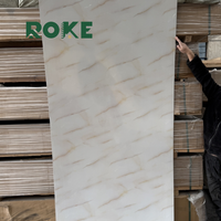 Panneau et panneau muraux de décoration intérieure en marbre alternatif d'usine OEM Revêtement UV en marbre imité Feuille de plastique PVC