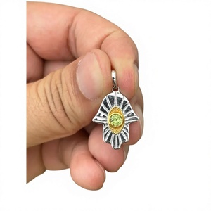 Colgante Hamsa de Peridoto Natural de 5mm con Engaste de Bisel, Plata de Ley 925 Bañada en Rodio, Joyería Espiritual Hecha a Mano con Piedras Preciosas, OEM ODM - Product Image 4