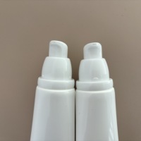 Applicateur en silicone blanc personnalisé Stick à lèvres brillant nouveau style 15ml 20ml tube à presser en plastique pour les soins de la peau brillant à lèvres cosmétiques