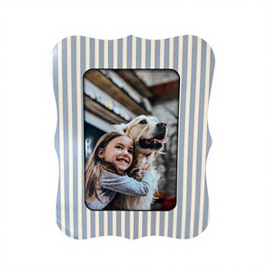 Cadre photo artisanal en bois naturel écologique Khadim pour photos de famille et de mariage, à poser sur table - Product Image 1