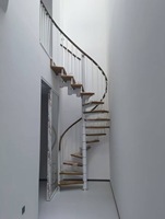 Escalier en colimaçon métallique moderne pour intérieur, gain de place, en acier avec marches en bois, hauteur personnalisable pour maison, villa, duplex, loft